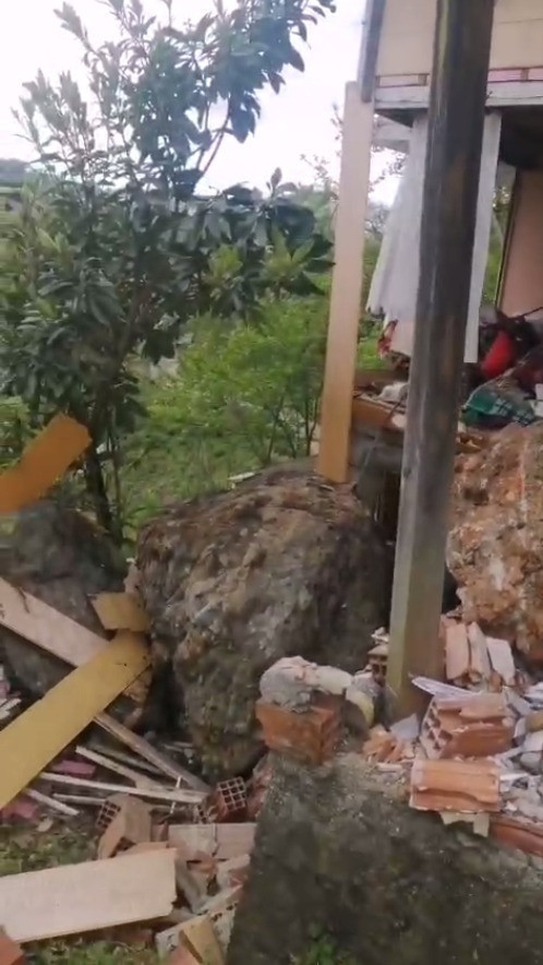 Deprem sandılar! Rize'de yamaçtan kopan kayalar eve çarptı