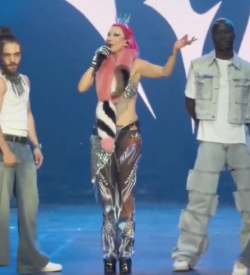 Sahne değil adeta miting! Hande Yener yine gençleri kışkırttı: Bu devri çok güzel devireceğiz