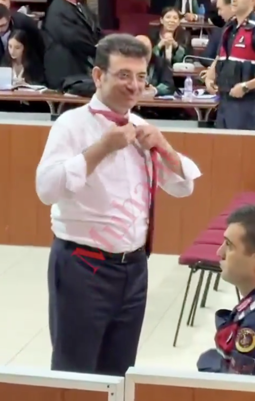 Mahkeme salonunda kravat şovu!  Ekrem İmamoğlu kravatını çıkarıp Özgür Çelik'e attı
