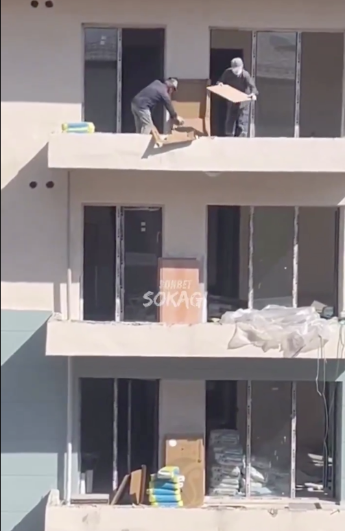 Kahramanmaraş’ta TOKİ şantiyesinde tepki çeken görüntüler: Sağlam seramikleri balkondan aşağı attılar