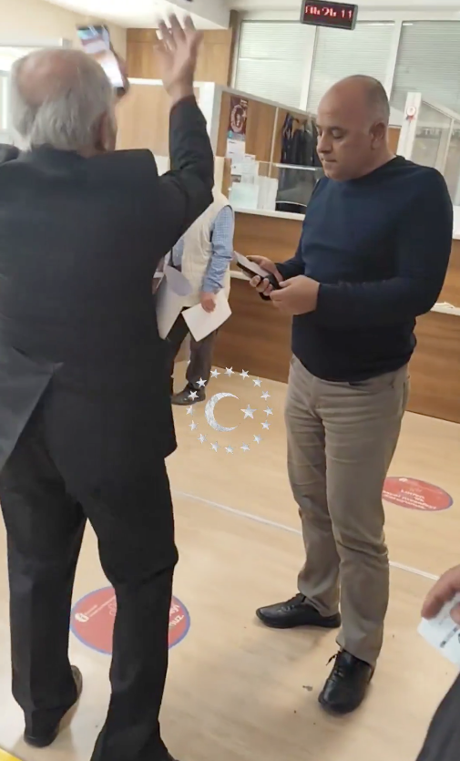 Kayseri Vergi Dairesi'nde sıra bekleyen vatandaş isyan etti: 10 kişi yatıyor burada!