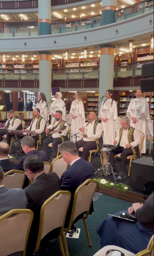 Papa ziyaretinde özel detay! Papa 14. Leo'ya Külliye'de Tala'al Bedru Aleyna ilahisi dinletildi - Resim : 2