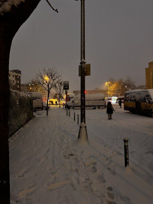 Kar mutluluğu yerini trafik çilesine bıraktı! İstanbul'da etkili olan kar yağışı trafiği kilitledi! AKOM ve Meteoroloji'den peş peşe uyarı... - Fotoğraf: 11