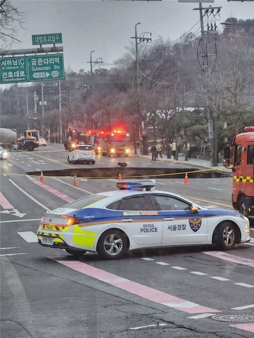 Otoyolda oluşan dev çukur hareket halindeki motosikleti yuttu, sürücü kayıp - Resim : 3