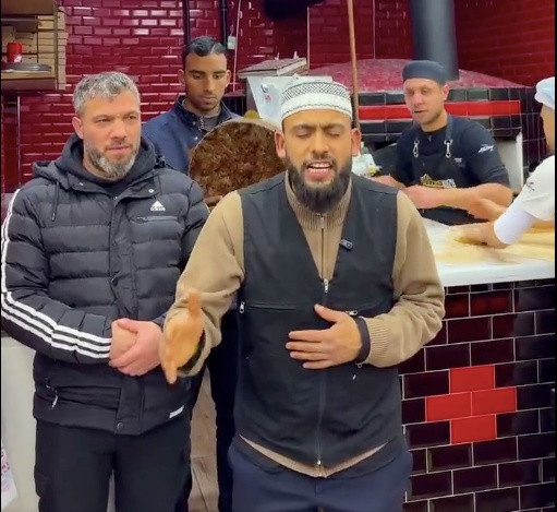 İlahiyle başladı, reklamla köşeyi döndü... Din tüccarlığında son model: Celal Karatüre'nin kuyumcuda pazarlığı pes dedirtti... - Resim : 2