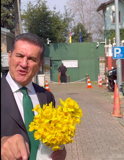 Mustafa Sarıgül, ellerinde sarı güllerle İspanya Başkonsolosluğu'na gitti