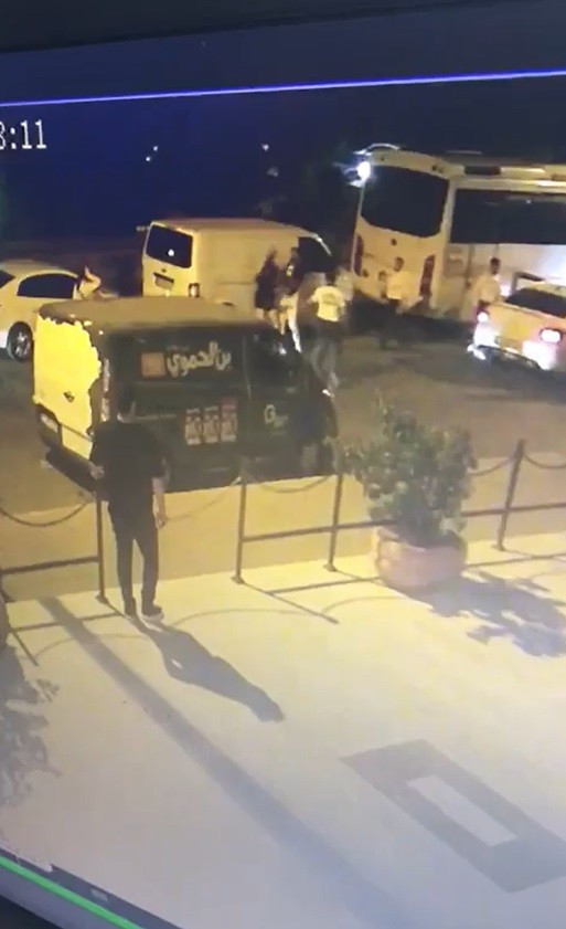 Laf attıkları genç kızları tekme tokat dövüp saçlarından sürüklediler - Resim : 2