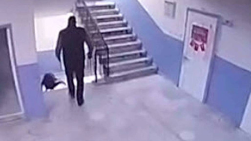 Bu nasıl eğitimci? Yakasından tuttu, aşağıya itti! Otizmli öğrenciyi merdivenlerden düşürdü - Resim : 3