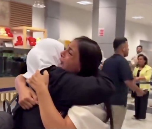 Annesinin öldüğünü sanıyordu... Filistinli kızın annesine kavuşma anı yürekleri dağladı - Resim : 3