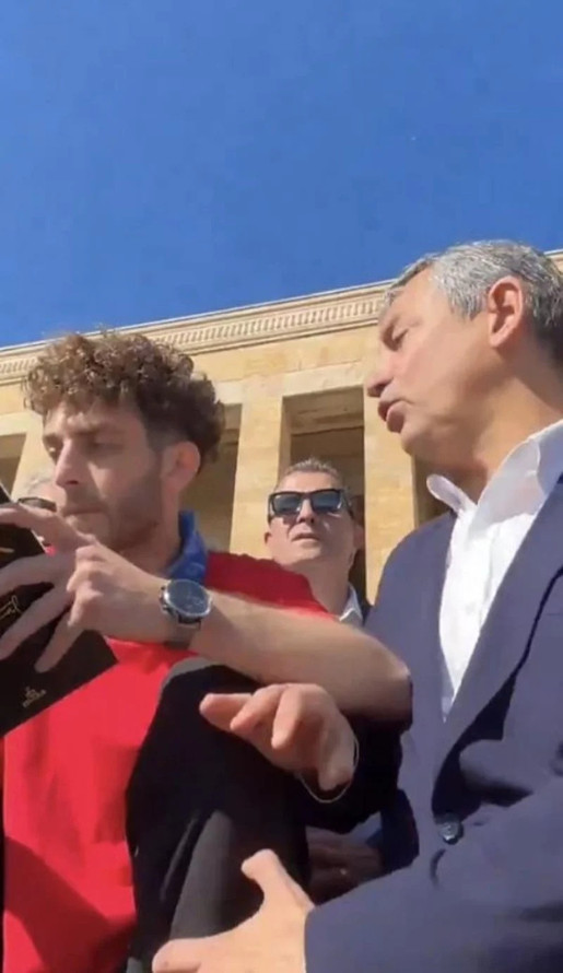 Anıtkabir'de bir kriz daha: Özgür Özel ile CHP'li genç arasında gerginlik! - Resim : 2