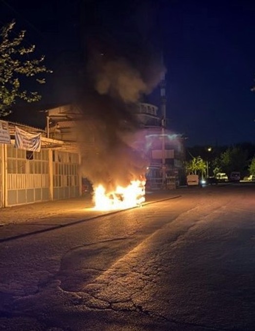 Daha taksitini bitirmediği aracını cayır cayır yaktı! Sakarya'da şoke eden protesto: Zulme tepki! - Resim : 2