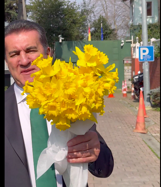 Mustafa Sarıgül, ellerinde sarı güllerle İspanya Başkonsolosluğu'na gitti - Resim : 2