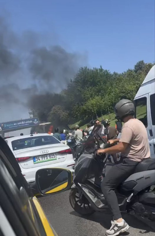 Üsküdar'da seyir halindeki otomobil alev topuna döndü, sürücüler büyük tehlike atlattı