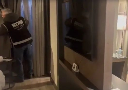 Otel odasında şok baskın: CHP'li Başkan Özkan Yalım ikinci telefonunu sevgilisinin iç çamaşırına sakladı! Görüntüler geldi... - Fotoğraf: 4