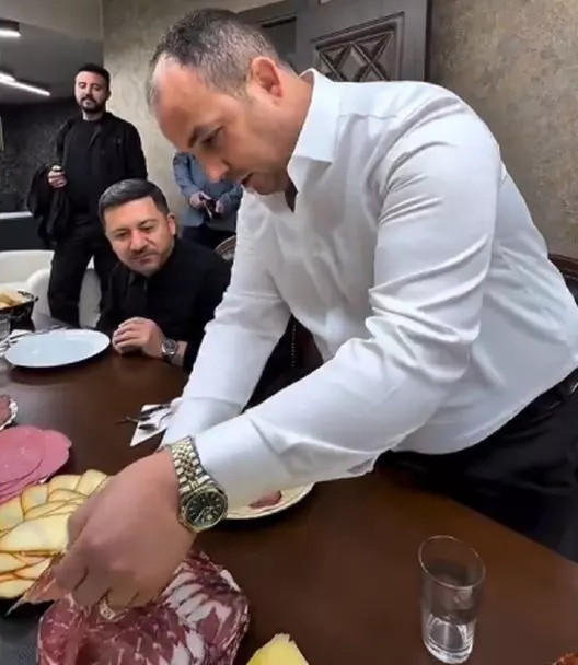 İYİ Partili Nevşehir Belediye Başkanı Rasim Arı’nın lüks galeride kahvaltı görüntüleri sosyal medyada tartışma yarattı - Resim : 2