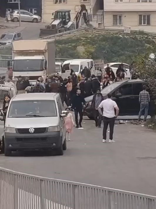 Esenyurt'ta düğünde ortalık savaş alanına döndü! Polis havaya ateş açtı, yaralılar var!