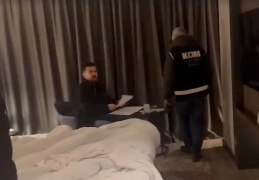 Otel odasında şok baskın: CHP'li Başkan Özkan Yalım ikinci telefonunu sevgilisinin iç çamaşırına sakladı! Görüntüler geldi... - Fotoğraf: 6