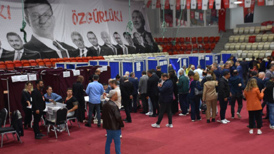 CHP İzmir 39. Olağan İl Kongresi: Tek aday Çağatay Güç kürsüde bayıldı - Resim : 2