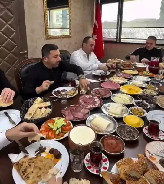 İYİ Partili Nevşehir Belediye Başkanı Rasim Arı’nın lüks galeride kahvaltı görüntüleri sosyal medyada tartışma yarattı
