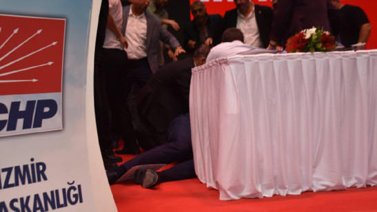 CHP İzmir 39. Olağan İl Kongresi: Tek aday Çağatay Güç kürsüde bayıldı - Resim : 3