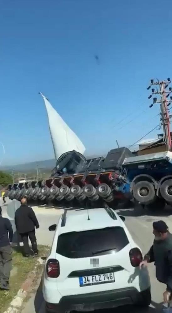Çanakkale Umurbey’de tır kazası: Rüzgar gülü kanadı fabrika çatısına çöktü - Resim : 2