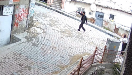 Uzaklaştırma kararına rağmen dehşet saçtı! Sokak ortasında kadını darp edip silah çekti: Genç kadının canını zor kurtardı