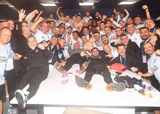 Beşiktaş'tan derbi sonrası galibiyet pozu