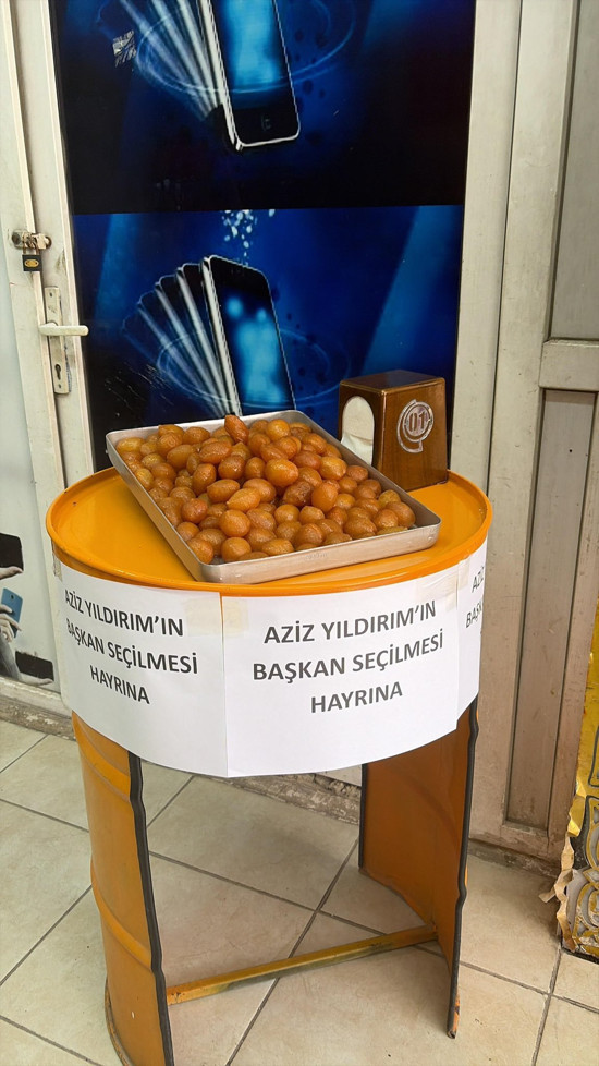 Aziz Yıldırım'ın başkanlığını lokma dağıtarak kutladı