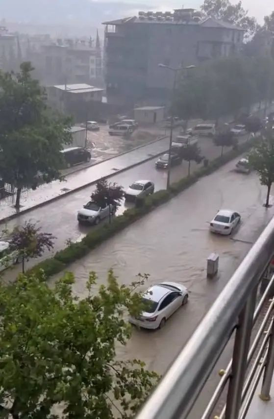 Sarı kod sonrası kabus: Hatay ve Osmaniye'yi sağanak vurdu, evler sular altında kaldı! İşte kare kare yıkım, saniye saniye can pazarı! - Fotoğraf: 21