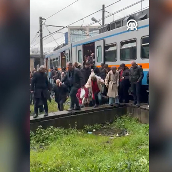 İstanbul Esenler'de metro raydan çıktı: Yolcular tahliye edildi
