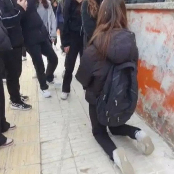 Akran zorbalığı dur durak bilmiyor: Kız çocuğuna diz çöktürüp özür dilettiler