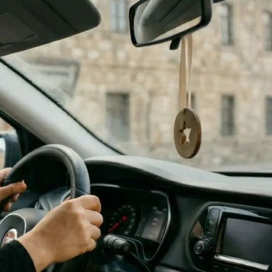 DİKİZ AYNASINA ARAÇ KOKUSU ASMAK YASAK MI? Araçlarda koku yasaklandı mı, hangi durumlarda ceza verilir?