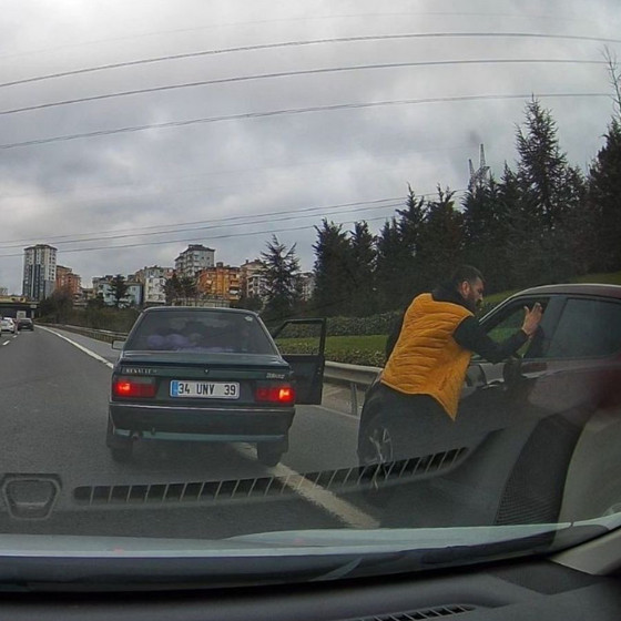 Ümraniye'de maganda dehşeti! Makas atamadı, sürücüyü tokatladı