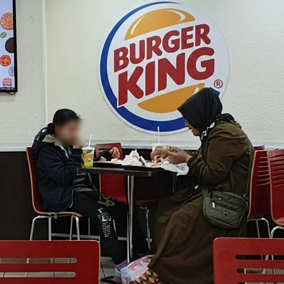 Tarabya’daki Burger King şubesinde skandal! Anne ve kızını kovdular: Siz fakirsiniz burada yiyemezsiniz!