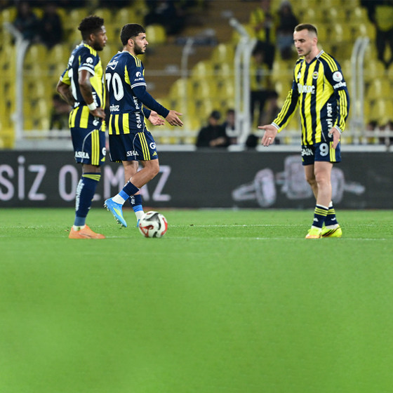 Kadıköy'de İsmail Kartal pankartı açıldı, futbolcular ıslıklandı