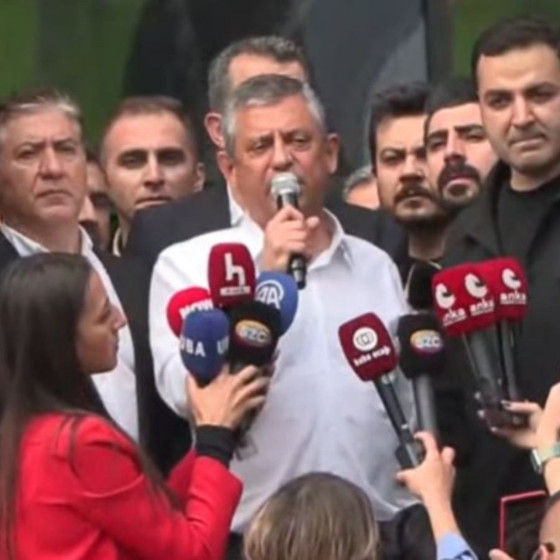 CHP'de tahliye krizi! 'Çıkmıyoruz' demişti: Özgür Özel CHP Genel Merkezi'nden ayrıldı