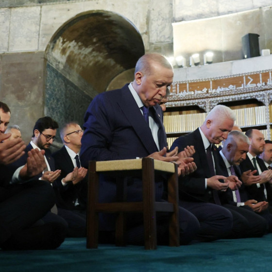 Fethin 573. yılında unutulmaz anlar! Cumhurbaşkanı Erdoğan, Cuma namazı sonrası Ayasofya Camisi'nde Kur'an-ı Kerim okudu!