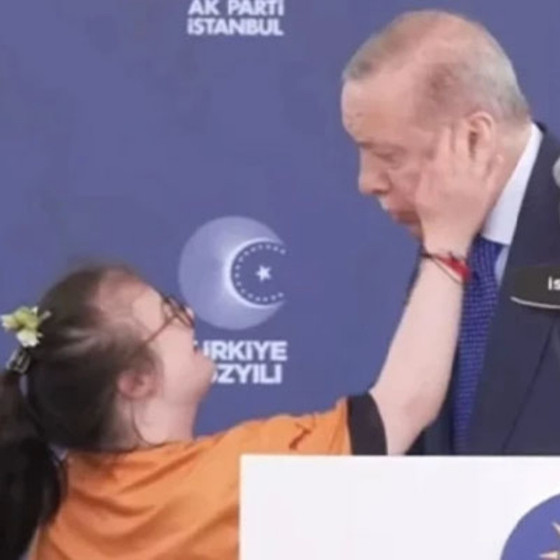 Fetih coşkusuna damga vuran görüntü: Down sendromlu küçük kızdan Erdoğan’a öpücüklü sürpriz!