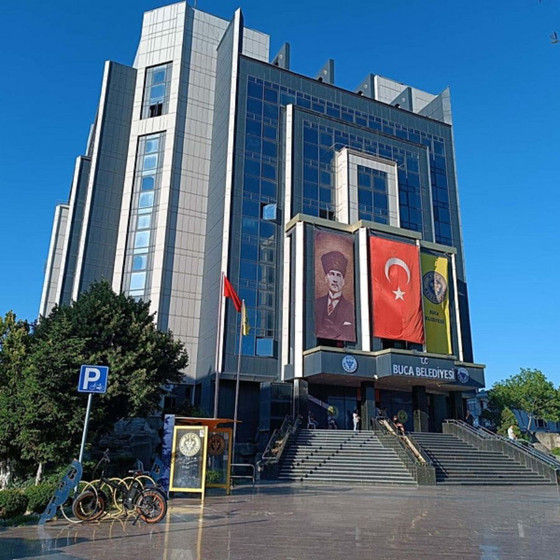 İzmir Buca Belediyesi'nde yatlar, katlar, atlar... Bu nasıl bir belediye? Personelinin bile 13 adet yarış atı var