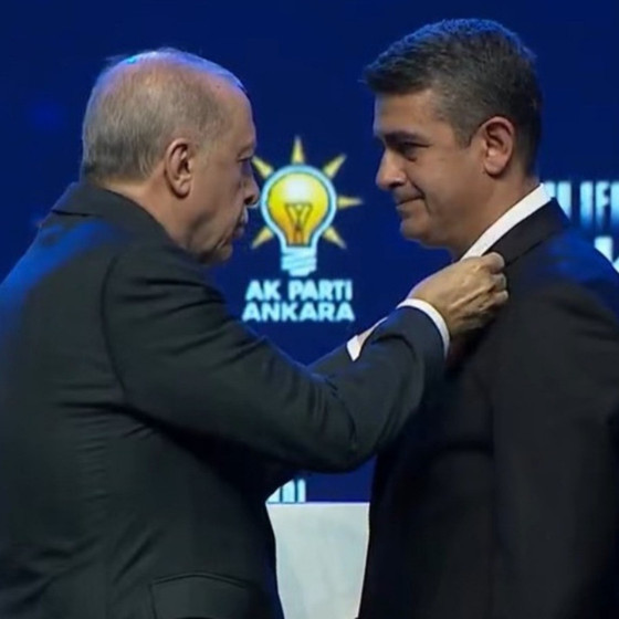 CHP'den istifa eden Haymana Belediye Başkanı Levent Koç AK Parti'ye geçti! Rozetini bizzat Erdoğan taktı