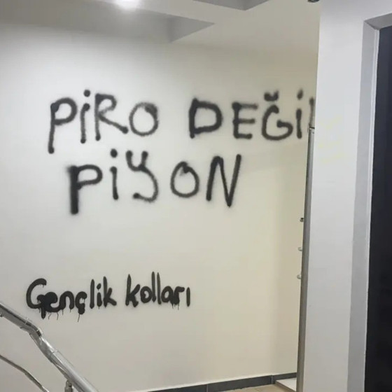 CHP'de iç savaş Anadolu'ya sıçradı! İl binası savaş alanına döndü: Barikatlardan sonra sprey savaşı!