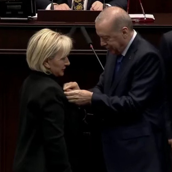 CHP'den istifa eden İstanbul Milletvekili Nimet Özdemir, AK Parti'ye katıldı! Rozeti bizzat Erdoğan taktı...