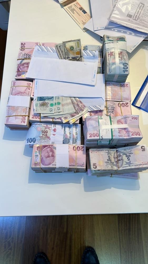 İBB operasyonunun 2. dalgasında şok görüntüler: Para kasaları ve binlerce fişek ele geçirildi