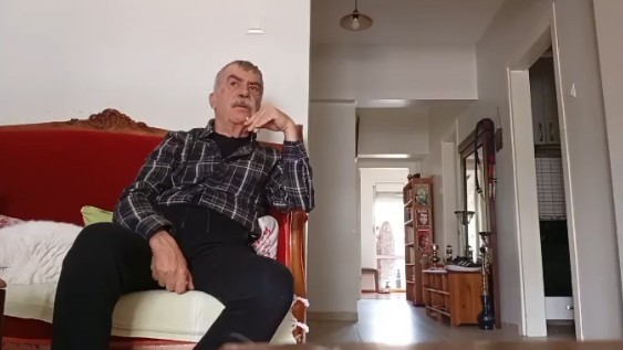 Sarp Kuray'ın deprem anında sigara keyfi! Türkiye'nin tanınmış solcusu çizgisini yine bozmadı