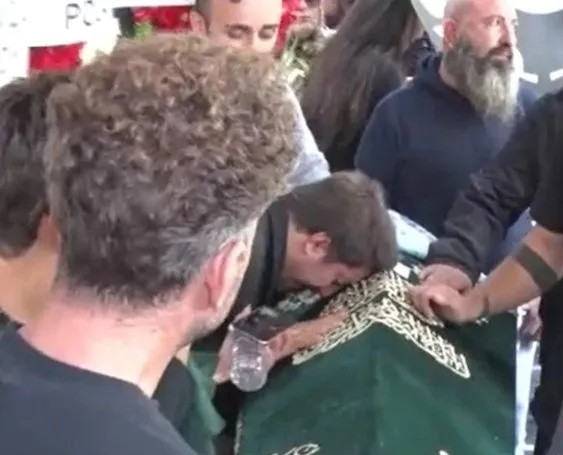 Arabeskin efsane sesi Güllü son yolculuğuna uğurlandı: Kızı Tuyan’ın feryadı yürekleri dağladı! "Annem gitti baba" - Resim : 3