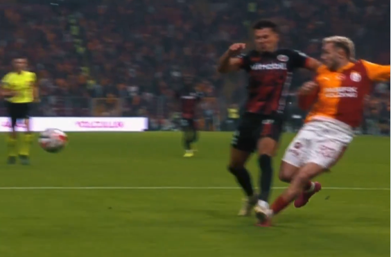 Galatasaray'dan VAR isyanı! Yıldız futbolcunun bacağı kanlar içinde kaldı