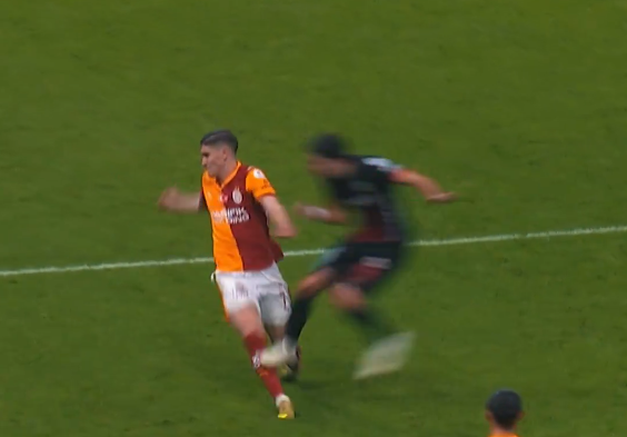 Galatasaray'dan VAR isyanı! Yıldız futbolcunun bacağı kanlar içinde kaldı - Resim : 2