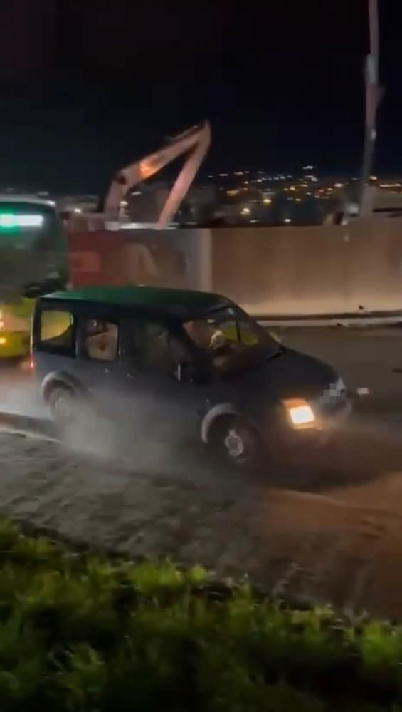 Görüntüler Kocaeli'den Öfkelenen sürücü ortalığı birbirine kattı - Fotoğraf: 2