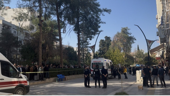 Mardin karıştı! Kuyumcular arasında tekmeli sopalı kavga: Yaralılar var