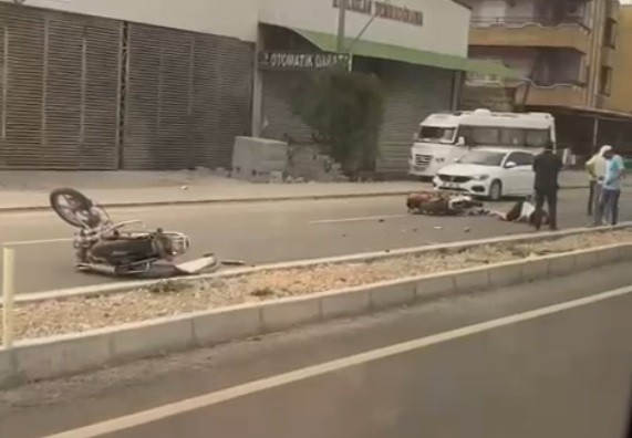 Adana'da iki motosikletin çarpıştığı ölümlü kaza kamerada! 5 yaşındaki çocuk şans eseri hayatta